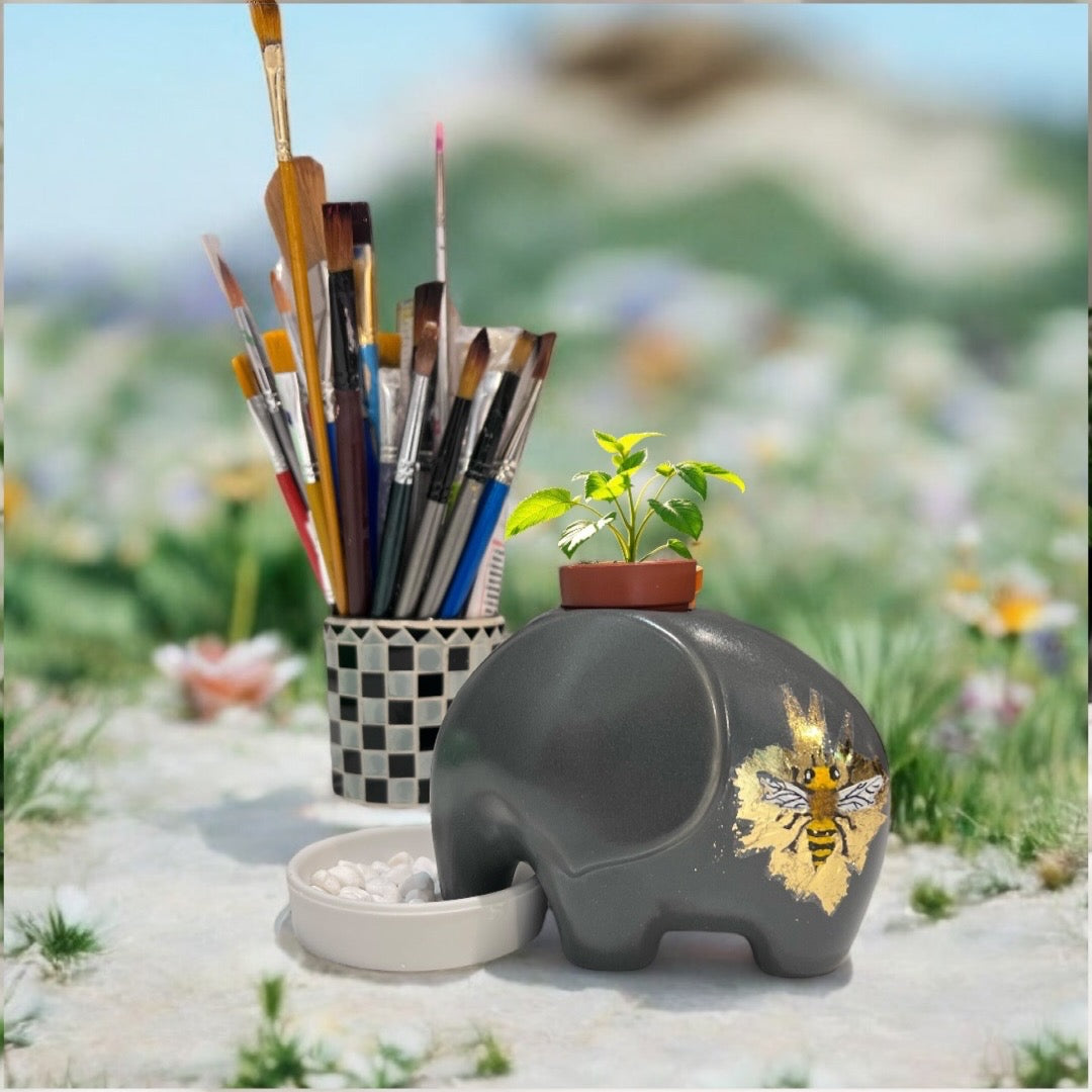 **🌸🐘✨ *春季限定工作坊：為大象花盆畫上小蜜蜂！* ✨🐝🌸**